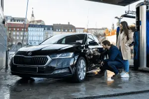 Antes de salir, asegúrate de que tu coche esté limpio. Un lavado detallado protege la pintura, mejora el rendimiento y aumenta la seguridad, además de hacer el viaje más cómodo. Prepárate para disfrutar de la carretera con estilo y seguridad.